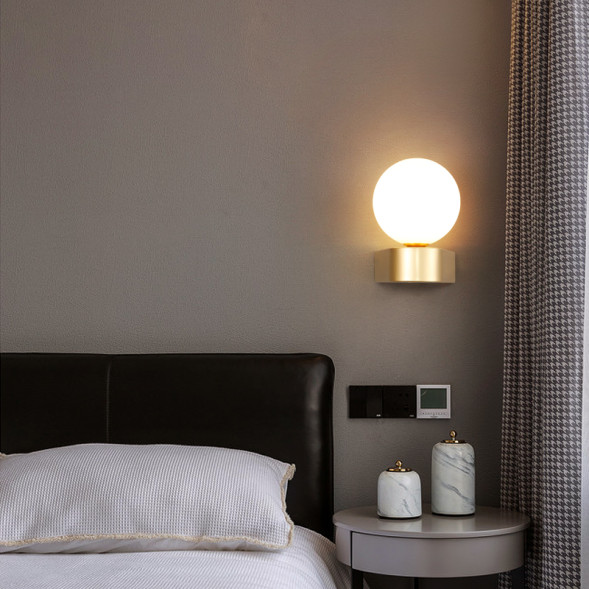 Бра Со Стеклянным Шарообразным Плафоном Brux