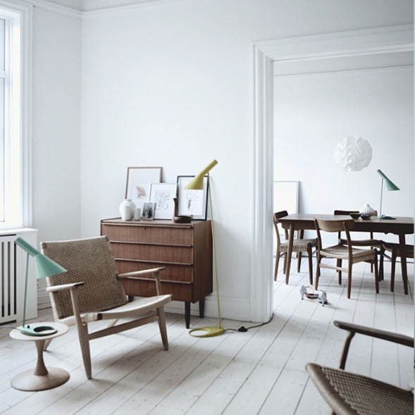 Лампа настольная AJ