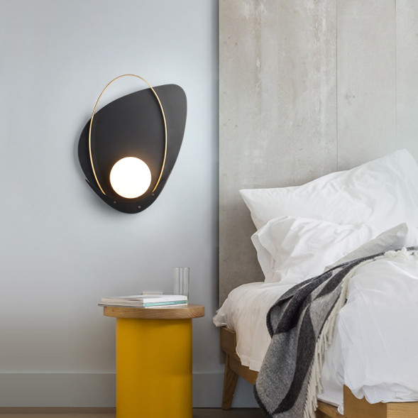 Настенный Светильник С Шарообразный Стеклянным Плафоном И Металлической Дугой Ultima B